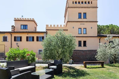 Spaziosa Villa a Empoli con Piscina