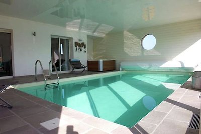 Luxuriöse Villa mit Hallenbad in Plounéour-Tr...