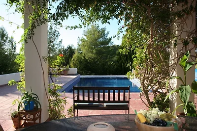 Helle Villa im amerikanischen Stil mit Pool