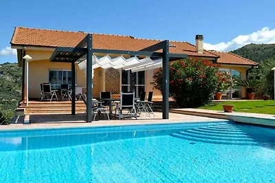 Villa in Soldano mit Schwimmbecken