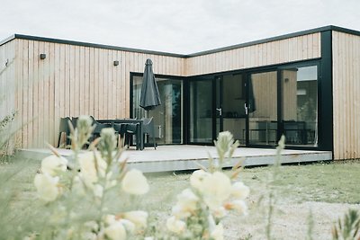 Modernes Chalet mit Terrasse in einem Ferienp...