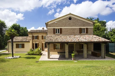 Gelassenes Ferienhaus in Fano mit Garten