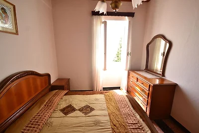 Ferienhaus auf einem Hügel mit Balkon