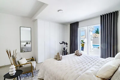 Villa in Nueva Andalucía mit beheiztem Pool