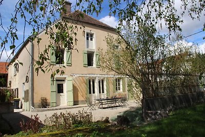 Groot landhuis met fijne tuin in de Bourgogne
