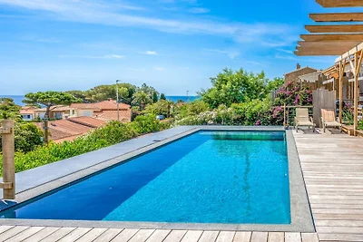 Villa in Les Issambres mit Schwimmbecken