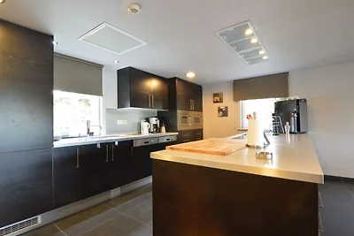 Luxuriöse Villa mit Sauna und Whirlpool in Na...
