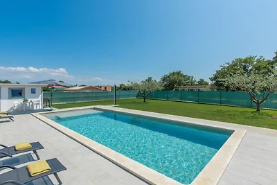 Villa in Nova Vas mit Schwimmbecken
