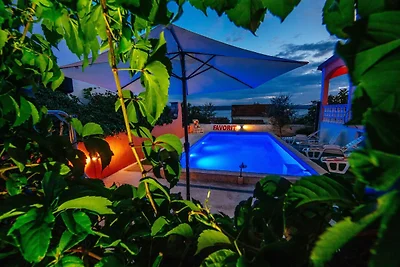 Schönes Ferienhaus in Maslenica in Strandnähe