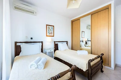 Villa in Galé mit Pool nahe São Lourenço