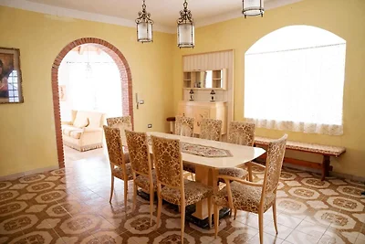 Villa spaziosa con ampia veranda