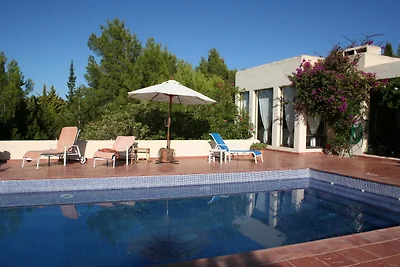 Helle Villa im amerikanischen Stil mit Pool