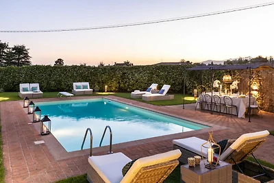 Casale in Toscana vicino a villa barocca