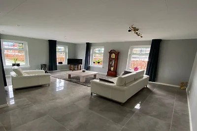 Zeer ruim appartement in verbouwde boerderij