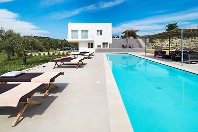 Villa moderne avec piscine en Sicile