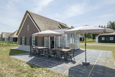 Rietgedekte villa op vakantiepark