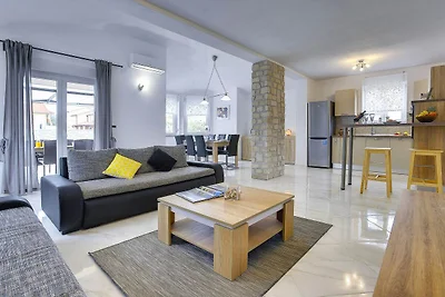 Moderne Villa mit privatem Pool in Strandnähe