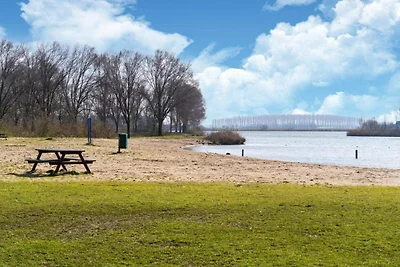 Casa sull'acqua con piattaforma da pesca