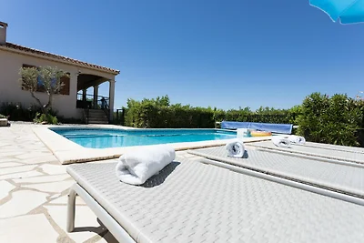 Villa con piscina, vista e stazione di...
