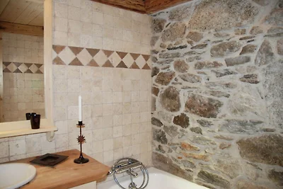 Traditionelles Chalet mit Bergblick
