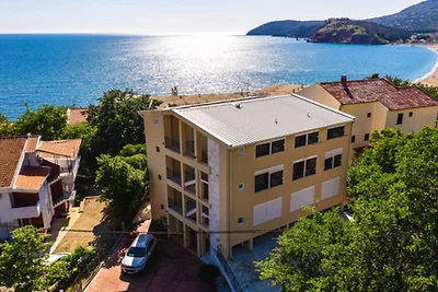 De Luxe Studio Apartment with Sea View and...