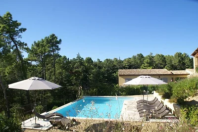 Wunderschöne Wohnung in Montauroux mit Pool
