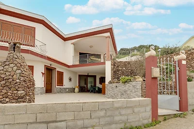 Con espacio exterior privado y aparcamiento.