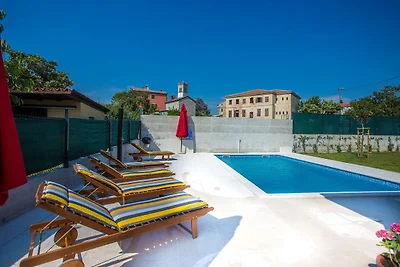 Stilvolles Ferienhaus in Brtonigla mit Pool