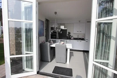 Villa aan het water met dakterras voor 6...
