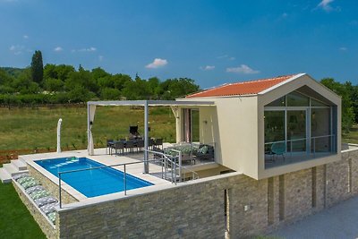 Beautiful and modern villa with pool for 9 pe...