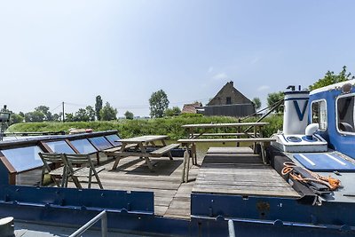 Schönes Boot mit Terrasse am See in Merkem