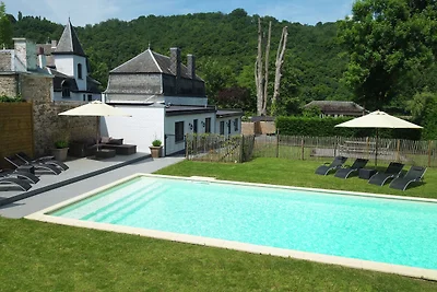 Herrenhaus in Hastiטre mit Swimmingpool