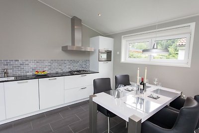 Modernes Chalet mit Kombi-Mikrowelle nahe...