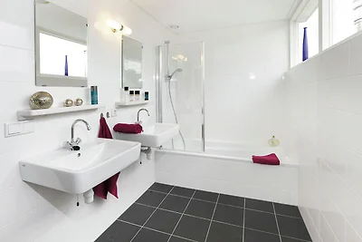 Reetgedeckte lux. Villa mit zwei Badezimmern,...