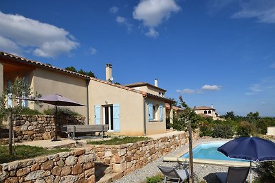 Beeindruckende Villa mit Blick auf den Hügel