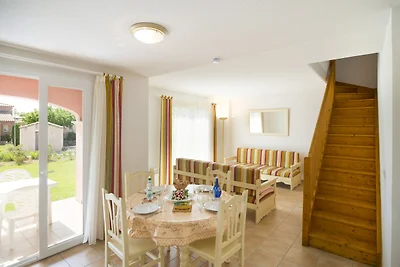 Villa estiva con terrazza o loggia, situata i...