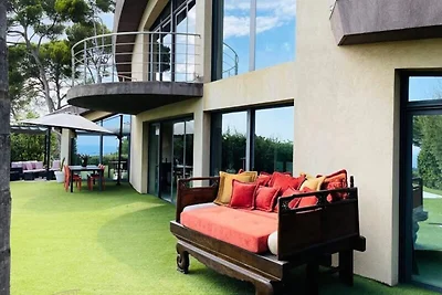 Architektenvilla mit Pool mit Meerblick