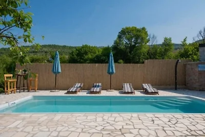 Schönes Ferienhaus mit Schwimmbad