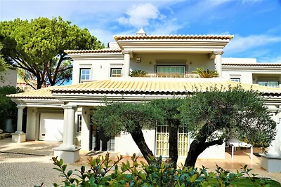 Luxuriöse Villa mit Pool in der Nähe