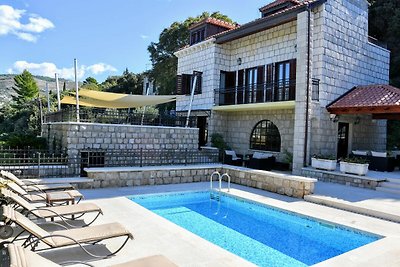 Bellissima villa con piscina e vista mare