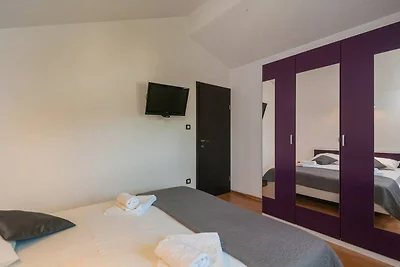 Villa Homeland - Five-Bedroom Home