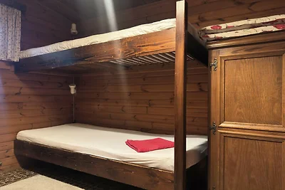 Baita in legno in mezzo alla natura