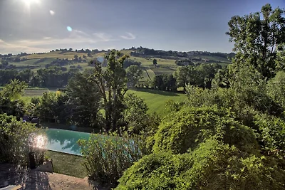 Attraente Villa con Piscina