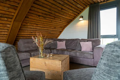 Bungalow mit dekorativem Kamin auf dem...