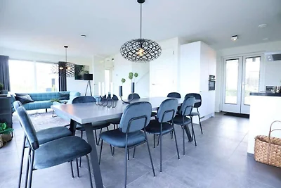 Villa am Wasser mit großzügiger Dachterrasse