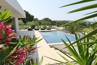 Villa in Tkon mit Schwimmbecken