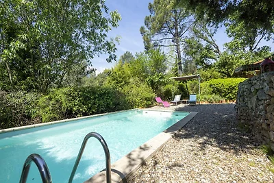 Bella villa a Les Salelles con piscina...