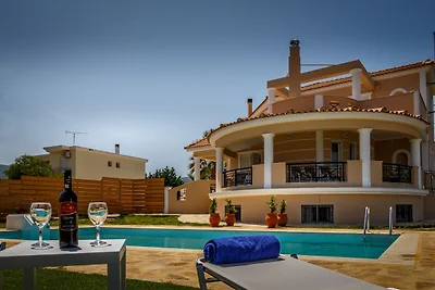 Villa di lusso con piscina a Kalpaki