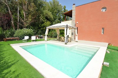 Moderne villa met privé zwembad en tuin omhei...