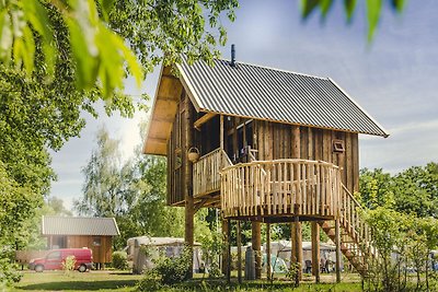 Schönes Baumhaus aus Holz mit Terrasse in ein...